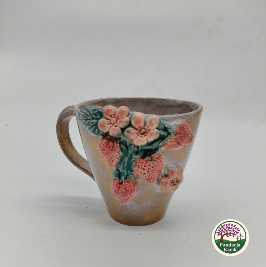 Ręcznie wykonany kubek ceramiczny z motywem truskawek – 340 ml