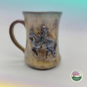 Ręcznie wykonany kufel ceramiczny – rycerz na koniu, 570 ml