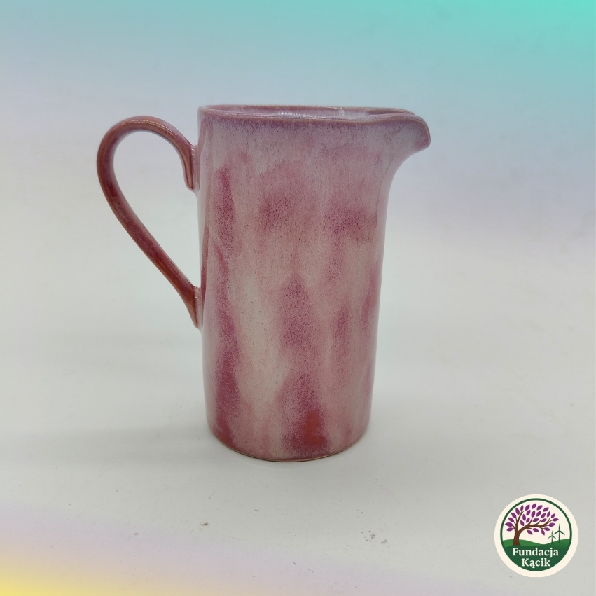 Dzbanek ceramiczny w odcieniach różu – rękodzieło