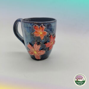 Kubek ceramiczny w kwiaty – rękodzieło