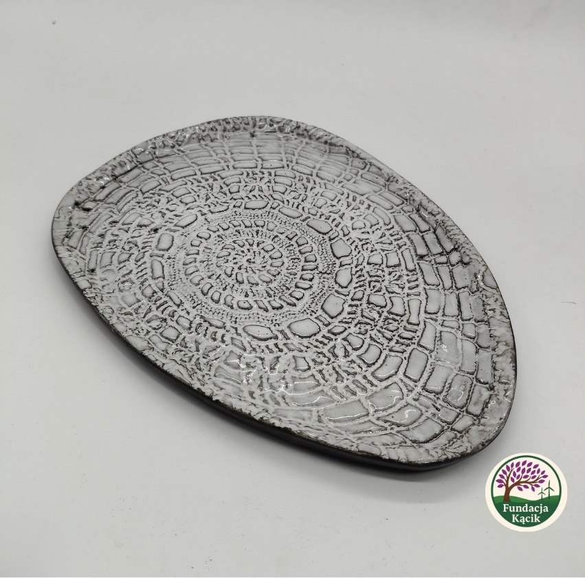 Ręcznie wykonany talerz ceramiczny – dekoracyjna faktura