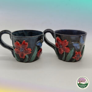 Zestaw 2 kubków ceramicznych w kwiaty – rękodzieło