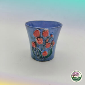 Kubek ceramiczny bez ucha z motywem tulipanów – rękodzieło