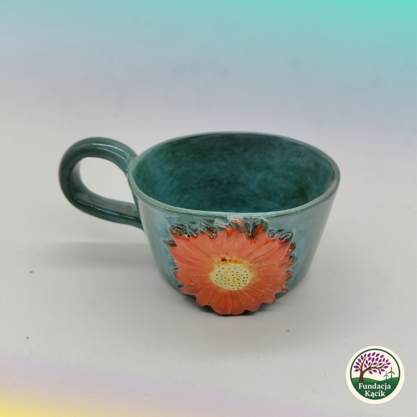 Filiżanka ceramiczna z kwiatem – ręcznie wykonana