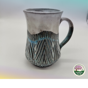 Kubek ceramiczny ręcznie wykonany 500 ml – biało-turkusowy z tłoczonym wzorem