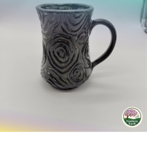Kubek ceramiczny ręcznie wykonany 500 ml – grafitowy z reliefowym wzorem