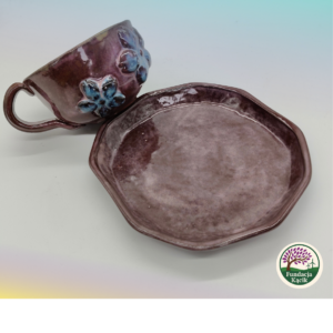 Filiżanka z talerzykiem ceramiczna ręcznie wykonana 300 ml – śliwkowa z kwiatowym motywem